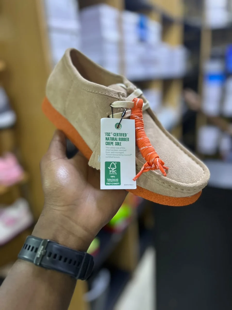 Clarks Clarks Wallabee Sand Suede — Sand / Orange crepe