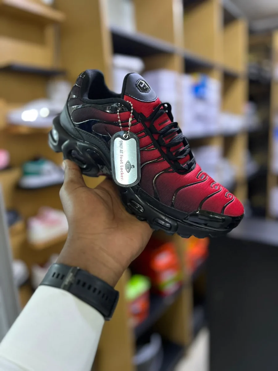 Nike Nike Air Max Plus Black Red Gradient in Black / University Red — thumbnail 2